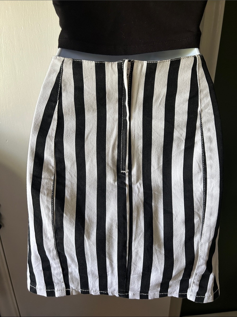 Divided by H&M - Beetlejuice Striped Mini-Skirt - Picture 3 of 9